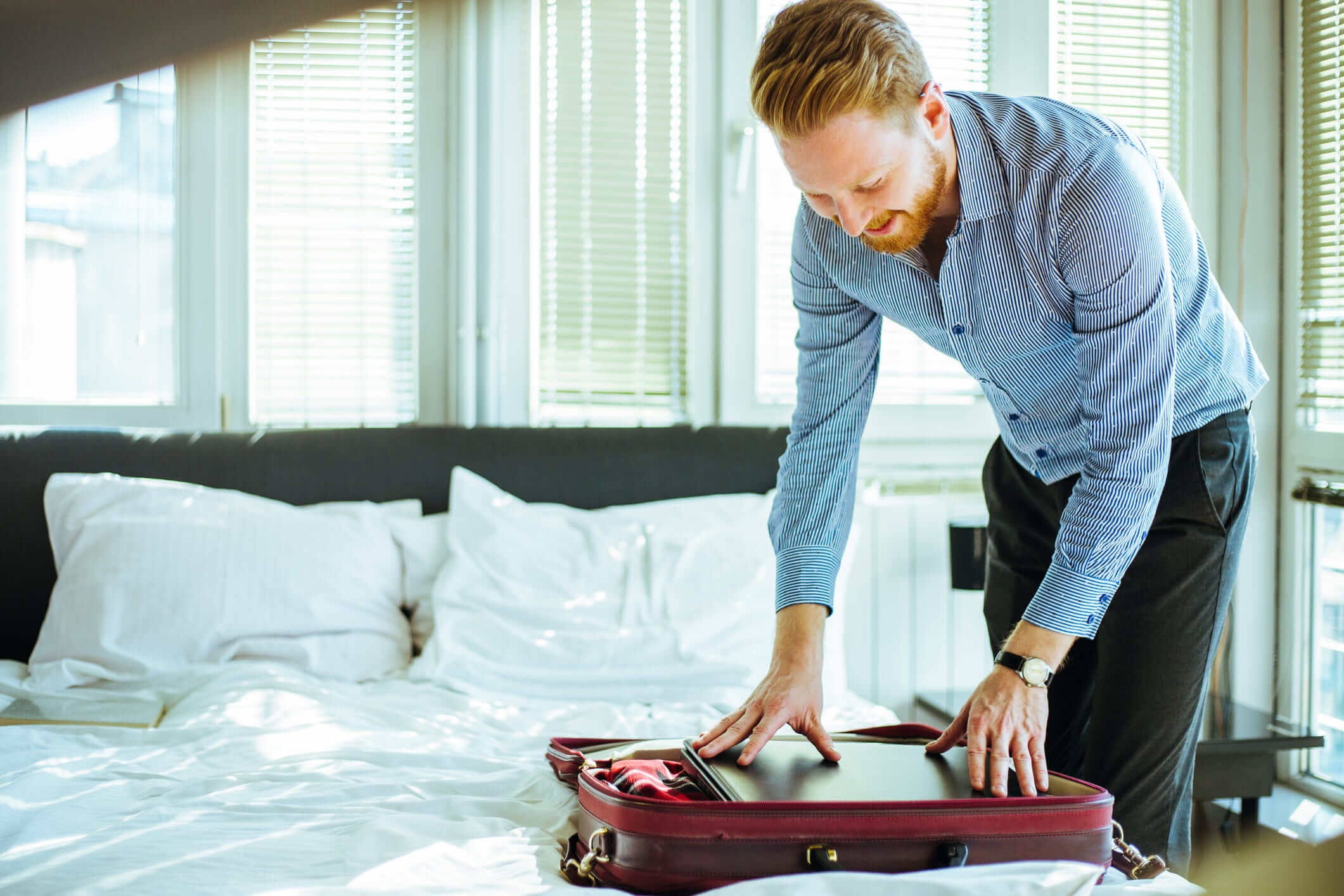 Uomo che si prepara per il viaggio