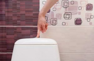 Przed opróżnieniem toalety sprawdź, czy spłuczka działa prawidłowo.