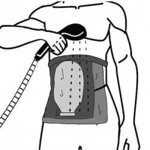 uomo che fa la doccia con una moderna sacca per stomia